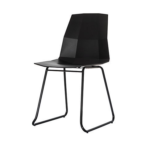 Silla negra con respaldo geométrico y patas metálicas. Sobre un fondo blanco.