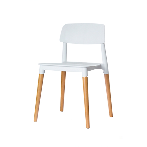 Silla blanca con patas de madera, sobre fondo blanco.