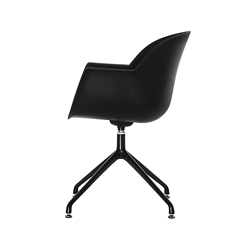 Silla giratoria negra de lado sobre fondo blanco. Carcasa del asiento con reposabrazos, estructura de cuatro patas.