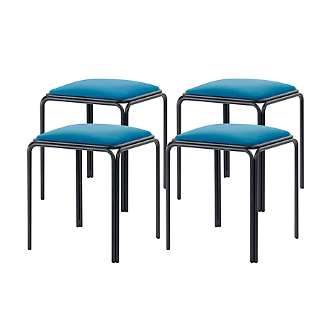Quatre tabourets avec des assises bleues et des cadres en métal noir, sur fond blanc.