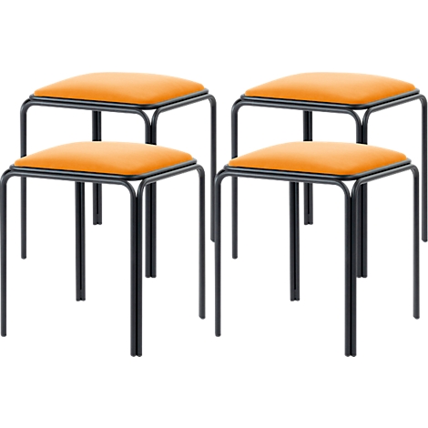 Quatre tabourets oranges avec des cadres en acier noir. Les coussins carrés des sièges sont rembourrés.