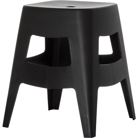 Tabouret noir avec assise carrée. Chaque côté comporte une découpe rectangulaire. Quatre pieds fuselés vers le bas.