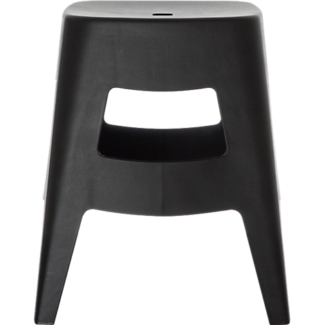 Tabouret noir, assise carrée avec un trou rectangulaire. Quatre pieds légèrement évasés.