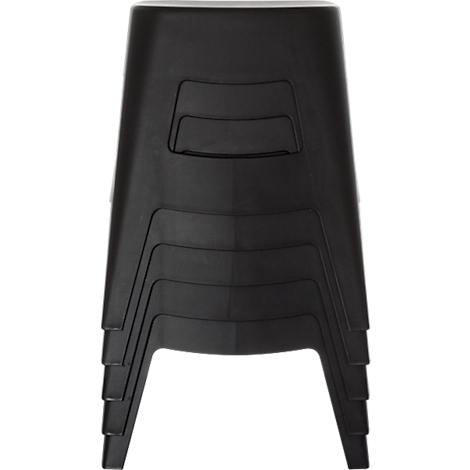 Tabourets noirs empilés avec assise carrée et quatre pieds.