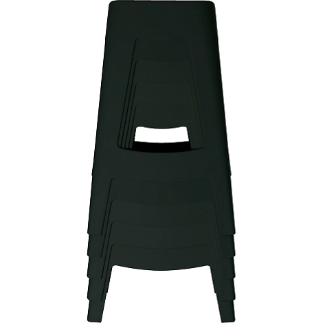 Plusieurs chaises noires empilées les unes sur les autres.