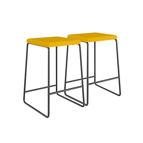 Deux tabourets de bar modernes avec assises carrées jaune moutarde et cadres en métal noir.