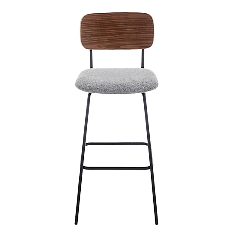 Gros plan sur une chaise : dossier en bois, assise grise, cadre noir. La chaise est contre un fond blanc.