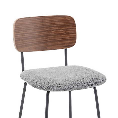 Gros plan du dossier d'une chaise : bois marron, assise grise.