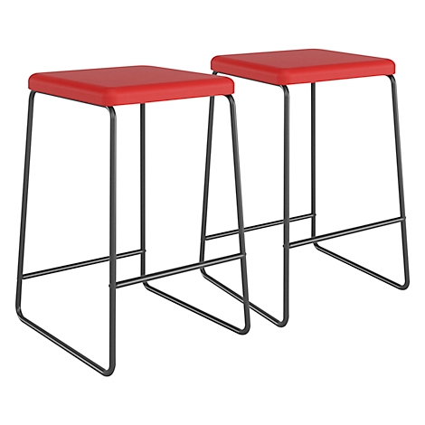 Deux tabourets de bar rouges avec des assises carrées et des pieds en métal foncé.