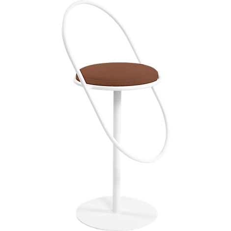 Chaise blanche avec assise ronde et dossier incurvé.