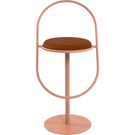 Une chaise rose avec une assise ronde et un dossier en forme d'arche. L'assise est marron.