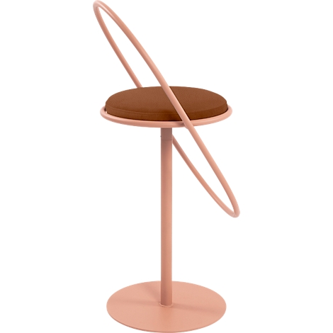 Chaise rose clair avec assise marron et dossier rond. La chaise a une base ronde et une tige centrale.