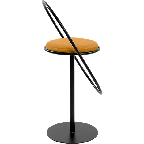 Chaise noire avec assise jaune et dossier inhabituel.