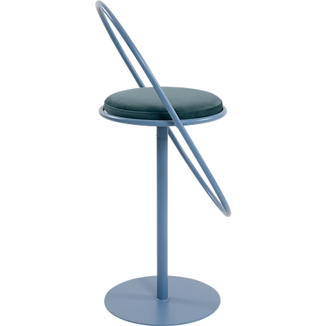 Tabouret de bar bleu clair avec une assise ronde de couleur sarcelle et un support de dos semi-circulaire et en diagonale.