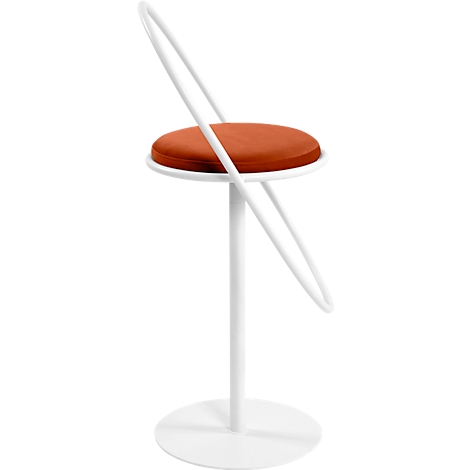 Tabouret de bar blanc avec assise orange et cadre circulaire comme dossier.