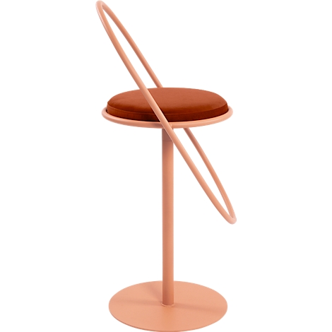 Une chaise moderne en rouge corail clair. Elle a une assise ronde, un anneau comme dossier et un pied fin.