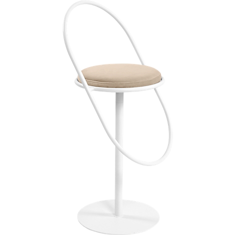 Chaise blanche et ronde avec assise beige et cadre incurvé.