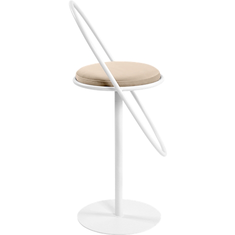 Tabouret blanc avec assise ronde beige et cadre métallique. Le dossier est formé par un arc métallique incurvé.