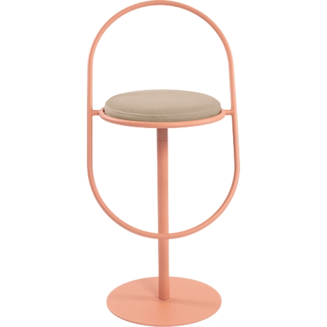 Un tabouret de bar couleur abricot avec une assise circulaire et un dossier incurvé.