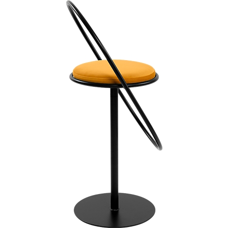 Tabouret de bar noir avec une assise ronde jaune et un dossier noir courbé. Repose sur un pied noir.