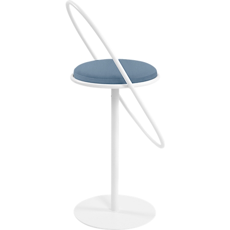 Une chaise blanche avec une assise bleue et un élément incurvé et circulaire en guise de dossier.