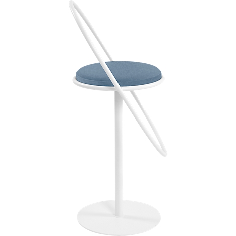 Un tabouret blanc avec une assise bleue et une barre blanche incurvée.