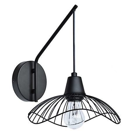 Zwarte wandlamp met draadlampenkap en gloeilamp. Gemonteerd op een wandbeugel met een zwenkarm.
