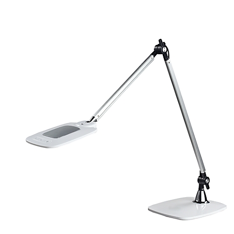 Witte, moderne bureaulamp met rechthoekige kop en verstelbare arm, op een witte voet.