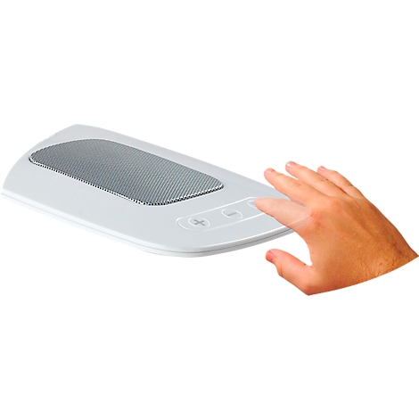 Witte microfoon, hand drukt op knop.
