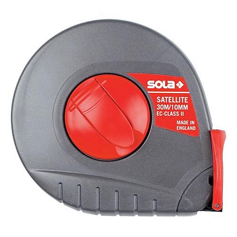 Grijs meetlint met rode knop en rode handgreep. Het label zegt "SOLA Satellite 30m/10mm EC-Class II, Made in England".