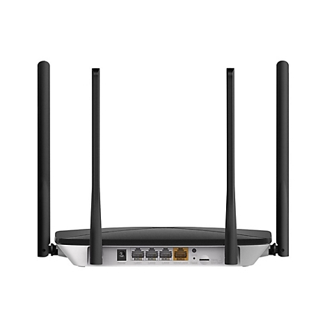 Rückseite eines schwarzen WLAN-Routers mit vier Antennen und verschiedenen Anschlüssen auf weißem Hintergrund.
