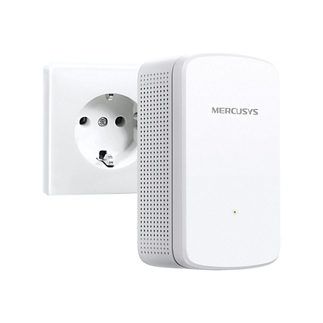 Ein weißer Mercusys WLAN-Repeater vor einer weißen Steckdose auf hellem Hintergrund.