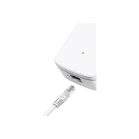 Nahaufnahme eines weißen WLAN-Repeaters mit grün leuchtender Status-LED und einem sich nähernden Netzwerkkabel.