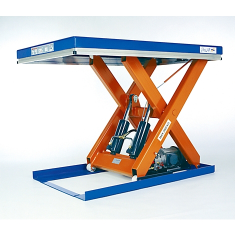 Mesa elevadora, estructura de tijera naranja, superficie de trabajo y base azules, sobre fondo blanco.