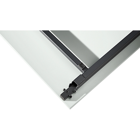 Detalle: Conexión de esquina de un marco de mesa metálico sobre fondo blanco. Metal negro, atornillado.