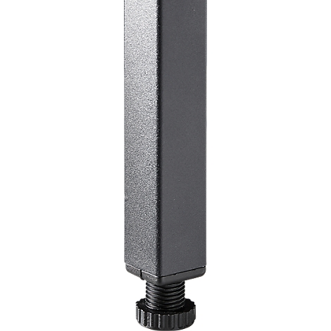 Pata de mesa negra con perfil cuadrado, que termina en un pie ajustable.