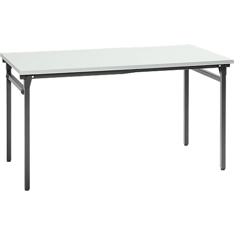 Una mesa blanca con patas de metal negro sobre un fondo blanco. La mesa es rectangular.