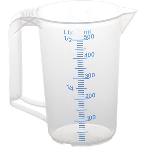 Transparenter Kunststoff-Messbecher mit blauer Skalierung bis 500 ml vor weißem Hintergrund.