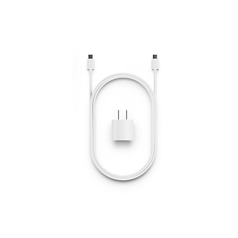 Weißes Ladekabel und Netzteil vor weißem Hintergrund.