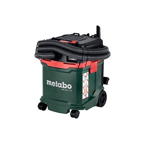 Dunkelgrüner Staubsauger von Metabo, roter Deckel, schwarzer Schlauch. Rollen an Basis, isoliert.