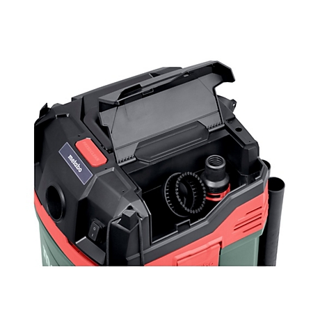 Detailaufnahme eines schwarzen und roten Industriesaugers, Deckel geöffnet. Sichtbar sind Zubehörteile im Inneren.