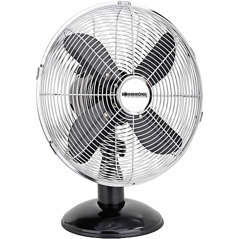 Een tafelventilator met een verchroomde metalen behuizing en zwarte rotorbladen, op een zwarte voet.
