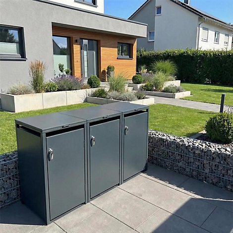 Drie grijze vuilnisbakken op een terras voor een huis. Op de achtergrond is een goed onderhouden tuin met een huis te zien.