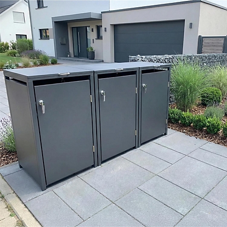 Drie grijze vuilnisbakken voor een huis, geopend door afsluitbare deuren. Op de achtergrond een tuin en de gevel van het huis.