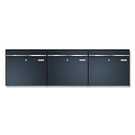 Trois boîtes aux lettres bleu foncé côte à côte sur fond blanc. Chacune a une serrure et une plaque signalétique.