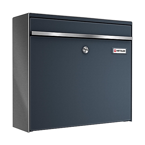 Boîte aux lettres rectangulaire gris foncé avec garniture et serrure argentées. Petit logo Metzler à droite.