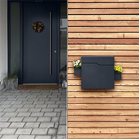 Porte bleu foncé avec couronne, boîte aux lettres avec fleurs sur façade en bois.