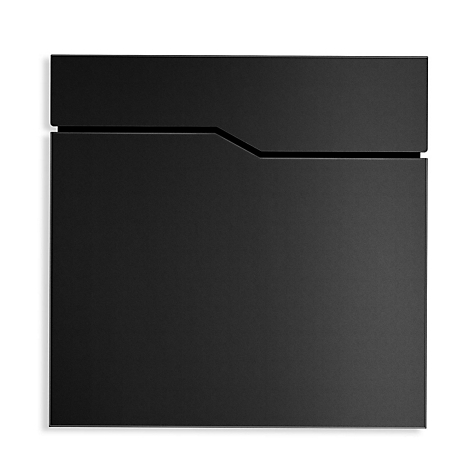 Panneau avant rectangulaire noir avec dessus fraisé. Une petite fente traverse l'avant.