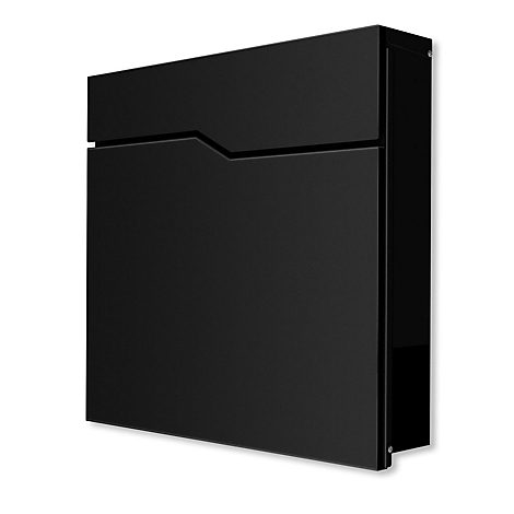 Boîte aux lettres noire avec un bord supérieur biseauté, fixée au mur blanc.
