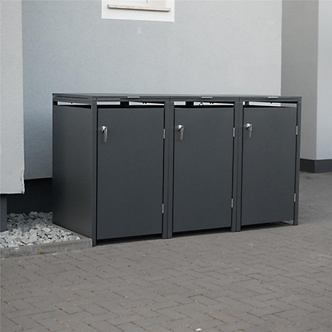 Trois boîtes à poubelles grises avec portes et poignées se dressent devant un mur.